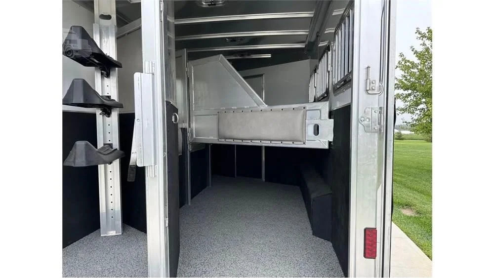 3 reboques para cavalos LQ Featherlite 2023