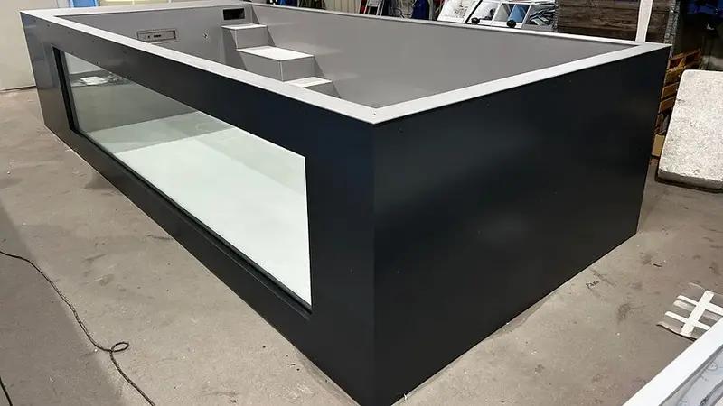 Piscina em polipropileno com as dimensões de 6,5 m x 2,5 m e janela com 4 m de largura.