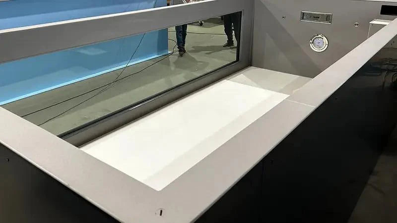 Piscina em polipropileno com as dimensões de 6,5 m x 2,5 m e janela com 4 m de largura.