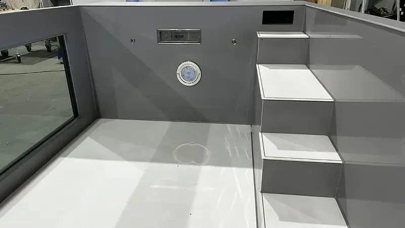 Piscina em polipropileno com as dimensões de 6,5 m x 2,5 m e janela com 4 m de largura.