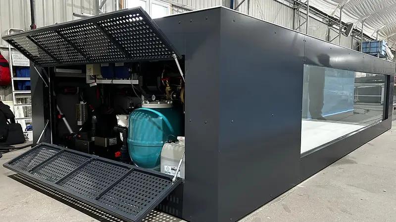 Piscina em polipropileno com as dimensões de 6,5 m x 2,5 m e janela com 4 m de largura.
