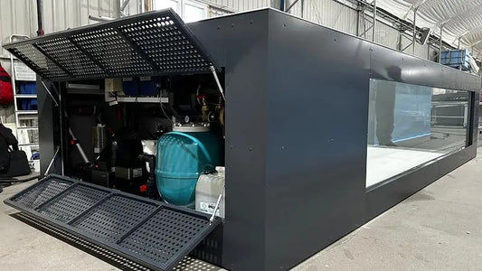 Piscina em polipropileno com as dimensões de 6,5 m x 2,5 m e janela com 4 m de largura.