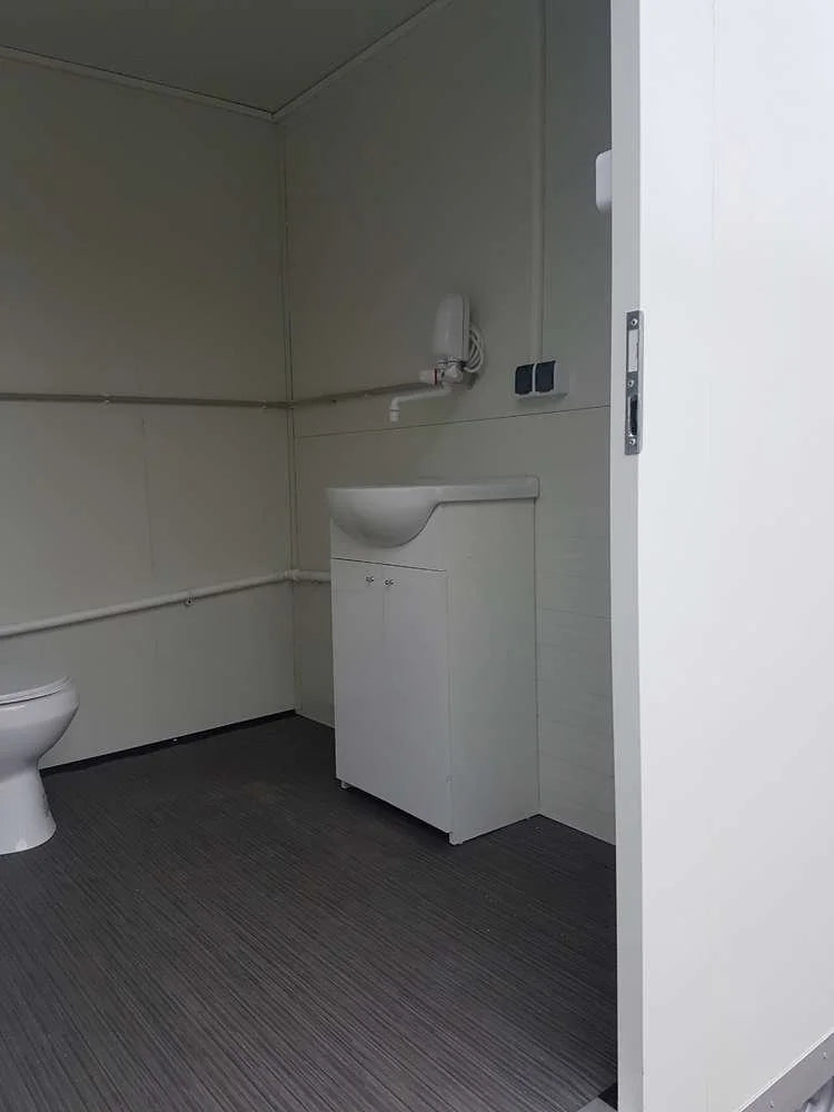 Reboque sanitário com casa de banho dupla 3,50x2m 750kg