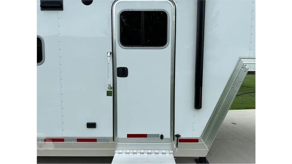 3 reboques para cavalos LQ Featherlite 2023