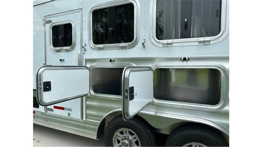3 reboques para cavalos LQ Featherlite 2023