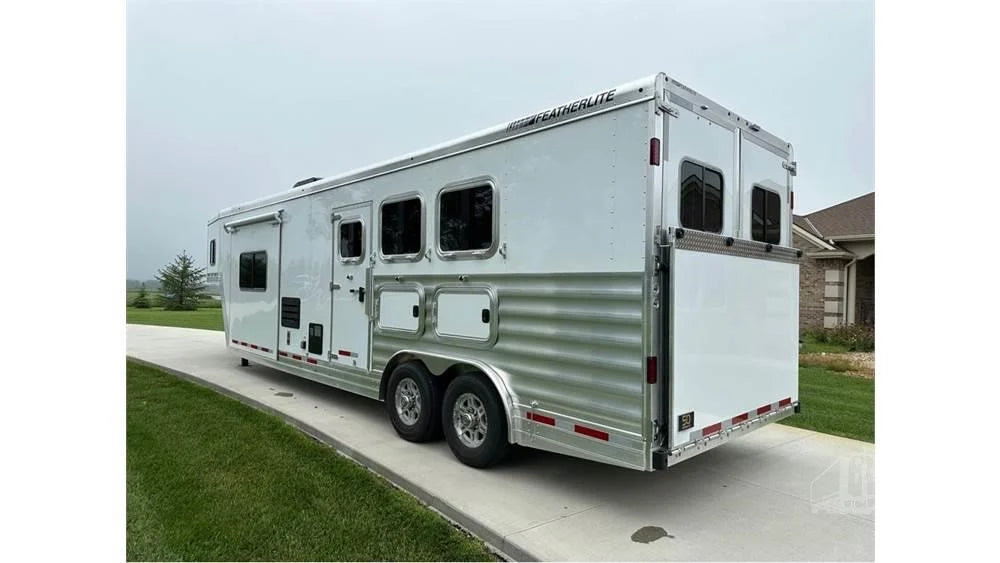 3 reboques para cavalos LQ Featherlite 2023