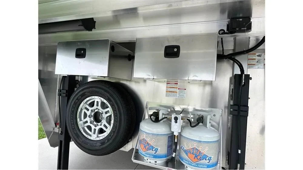 3 reboques para cavalos LQ Featherlite 2023