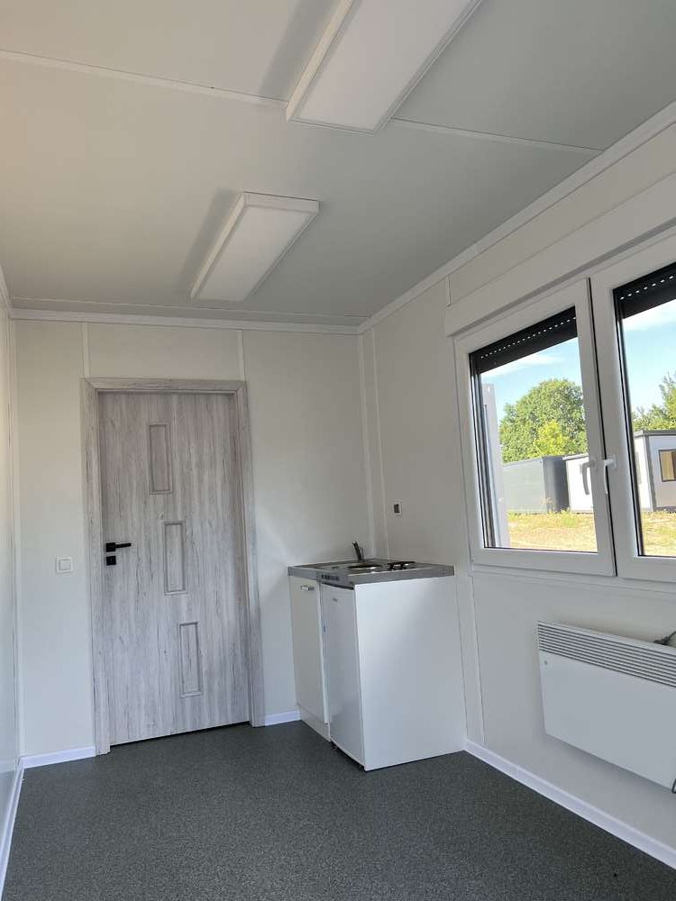 Contentor com escritório, cozinha, casa de banho e duche, com 6,00 x 2,43 m.