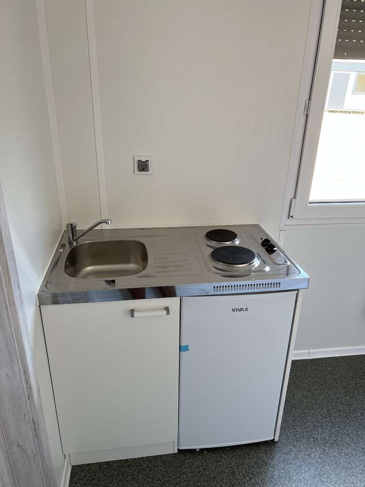 Contentor com escritório, cozinha, casa de banho e duche, com 6,00 x 2,43 m.