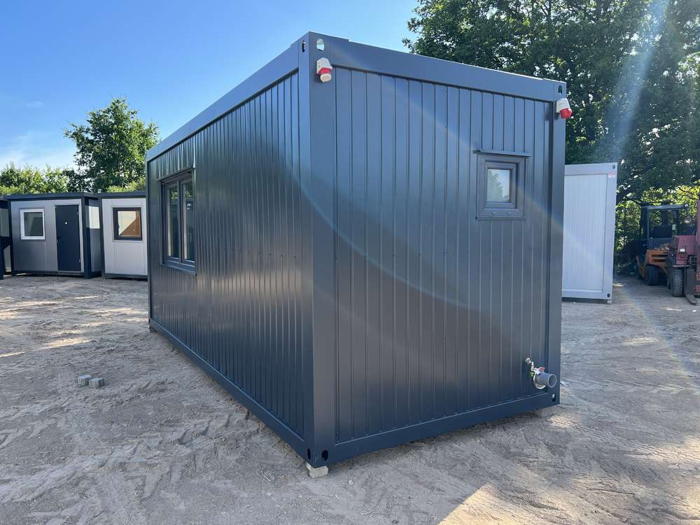 Contentor com escritório, cozinha, casa de banho e duche, com 6,00 x 2,43 m.