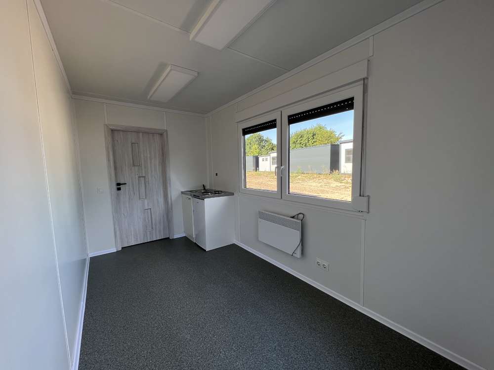 Contentor com escritório, cozinha, casa de banho e duche, com 6,00 x 2,43 m.