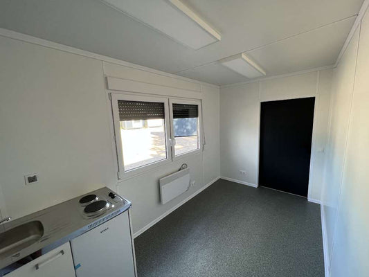 Contentor com escritório, cozinha, casa de banho e duche, com 6,00 x 2,43 m.