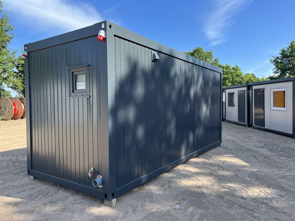 Contentor com escritório, cozinha, casa de banho e duche, com 6,00 x 2,43 m.