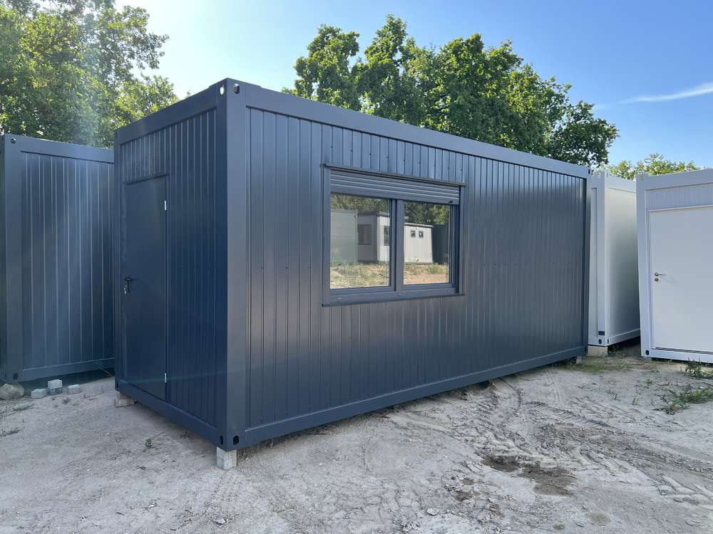 Contentor com escritório, cozinha, casa de banho e duche, com 6,00 x 2,43 m.