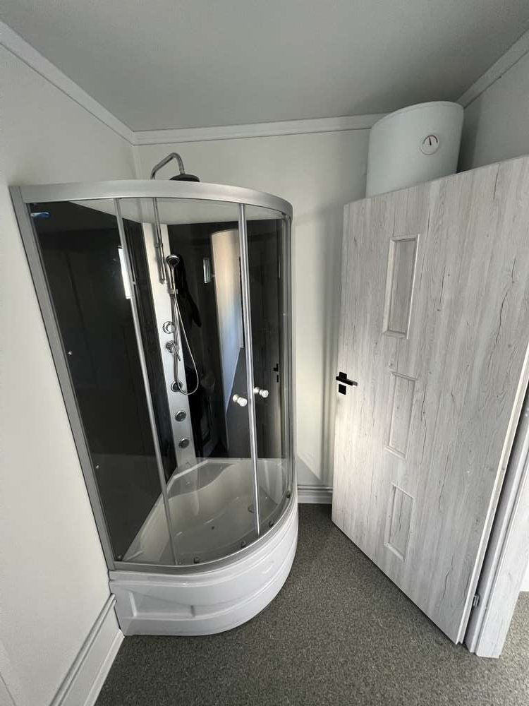 Contentor com escritório, cozinha, casa de banho e duche, com 6,00 x 2,43 m.