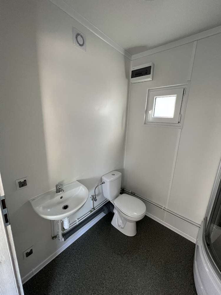 Contentor com escritório, cozinha, casa de banho e duche, com 6,00 x 2,43 m.