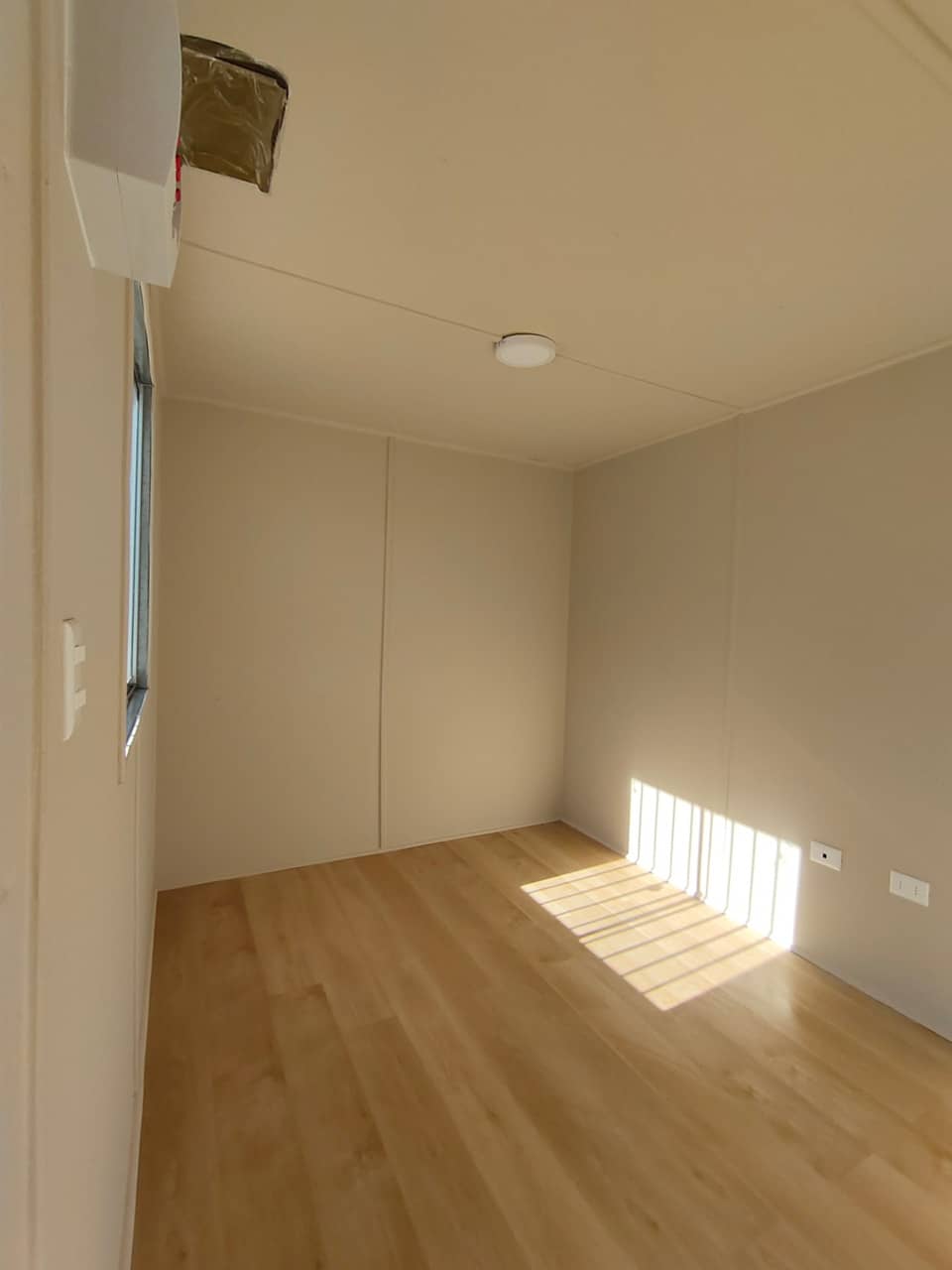 Módulo de escritório com casa de banho, com 20 pes de comprimento. (Ref: 1101)